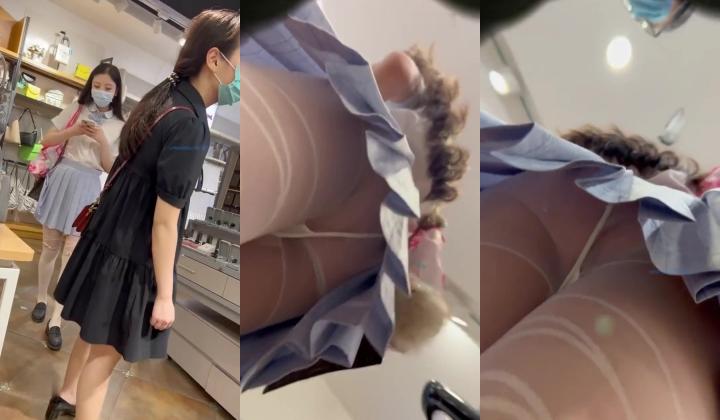 跟随抄底两漂亮闺蜜 高颜值白丝妹子大屁屁很性感