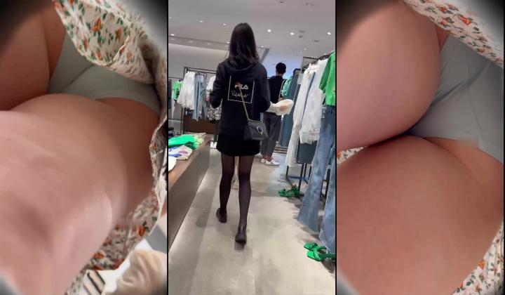 商场一路跟踪抄底两位可爱小美女其中一位黑丝小姐姐竟然没有穿内裤