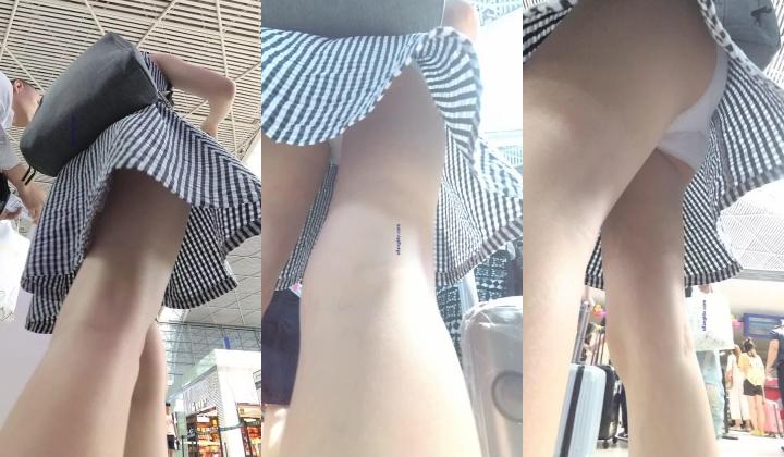 【最新 ️极品 ️抄底】超高质量机场地铁抄底 ️高挑美女阴毛旺盛露出两根 三角内内夹在逼缝隙里