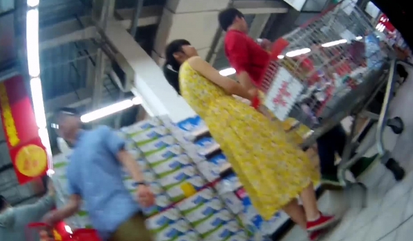 《大神魔手 极品CD》步行街、超市尾随跟踪穿裙子的年轻小姐姐极限贴身抄底 各种性感小骚内看得欲火