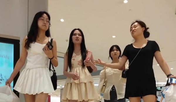 偷拍美女裙底风光 ️黄色连衣裙极品美女多角度抄底前面透明漏毛短裙靓女和男友逛街身材气质不错灰色窄