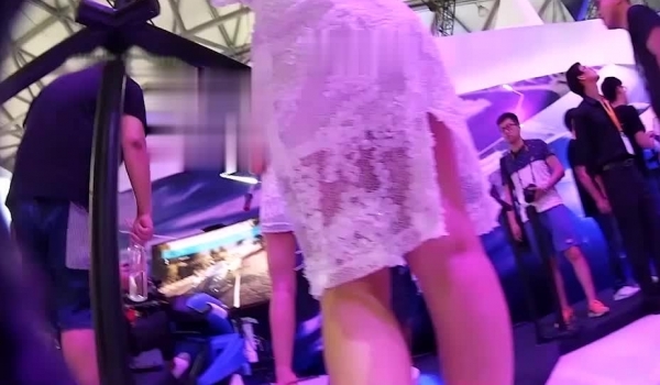 重磅流出！演过爱情公寓的知名巨乳女神 王蕙心 兼LOL解说主持 展会直播中被抄底 开V短裙阴唇夹