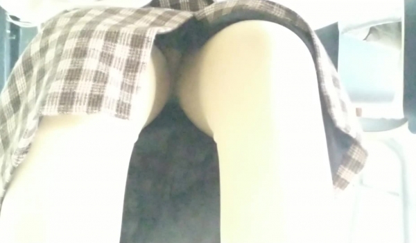 精品推荐 图书馆抄底偷拍学霸女神们的裙底风光