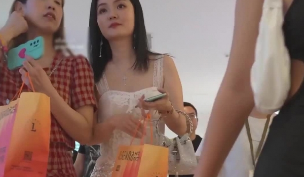 开衩亮闪闪蕾丝裙美女排队买单被抄底红色蕾丝内包裹肉臀 和家人逛街的白裙长腿美少妇米白骚内