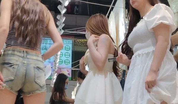 姐妹几个出来夜市买衣服 旁边穿短裤的小姐姐正好试个连衣裙，没想到是白色前后半透明骚内前后抄底前面