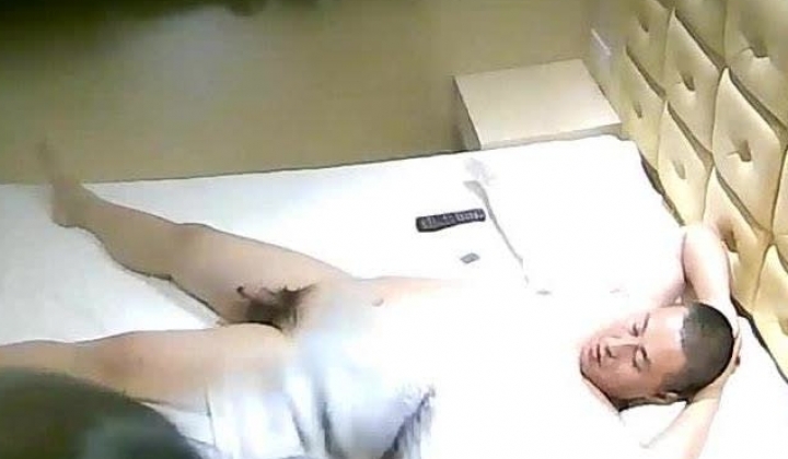 水滴摄像头监控偷拍旅馆开房的激情男女听说话不像是夫妻