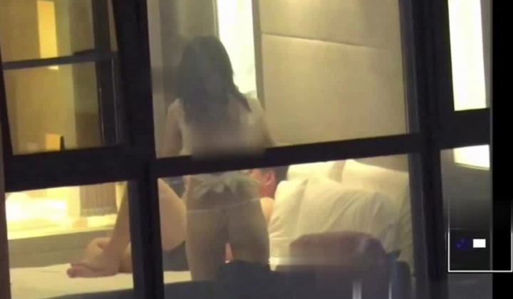 【五星级酒店窗外偷拍】，中年骚妇上位骑乘很有节奏感，都是高质量人群，实时真实满足偷窥欲