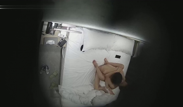 新流出乐橙酒店上帝视角偷拍年轻打工小情侣休息开房多次啪啪