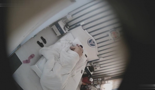 乐橙云热门船长房几乎天天都有约炮的青年男女中年大叔像是包养大学生进屋衣服还没脱就开始抠