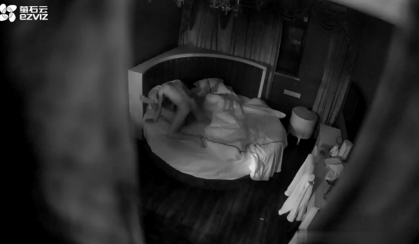 萤石云酒店情趣圆床偷拍听对白KTV刚认识的男女吃完宵夜开房过夜啪啪睡到中午