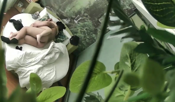 酒店偷拍戴着口罩怕人看见的气质美少妇和单位领导下班偷情,干了一次没过瘾,肤白貌美,奶子圆润坚挺,