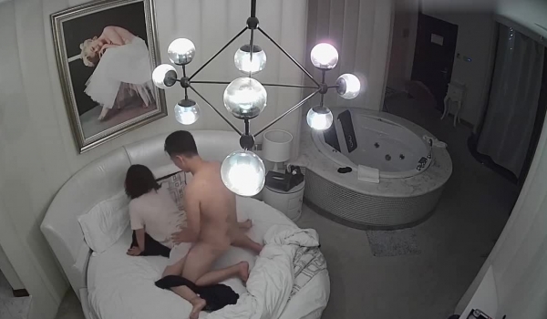 【360水滴TP】白色浴缸房偷拍拨过火罐的男主很猛，操了两次中途接了微信语音把妹子操哭了