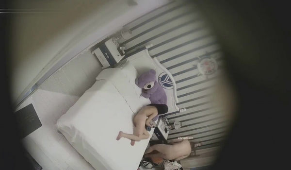 乐橙云热门船长房几乎天天都有约炮的青年男女中年大叔像是包养大学生进屋衣服还没脱就开始抠