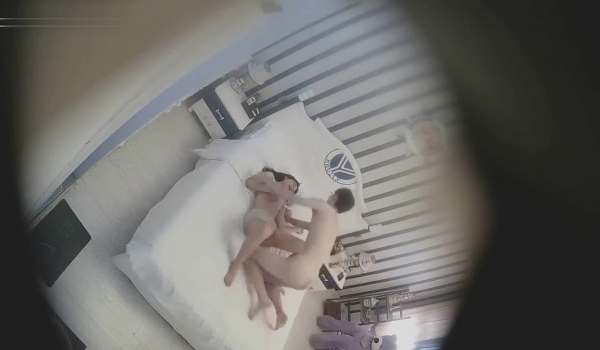 乐橙云热门船长房几乎天天都有约炮的青年男女中年大叔像是包养大学生进屋衣服还没脱就开始抠