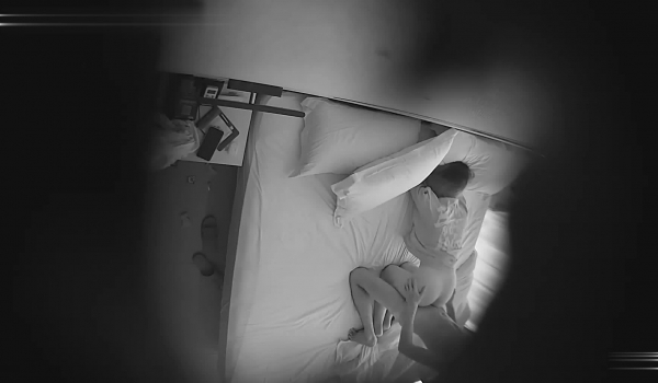 新流出乐橙云酒店上帝视角偷拍帅哥穿着开档内裤后入校花女友