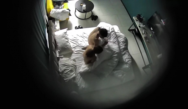 私享台 听话学妹被抱起猛操，马尾女孩在大屌男友的疯狂进攻下，大叫“怎么可以这么爽”