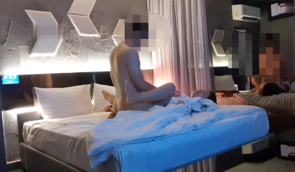 【情侣酒店偷拍】颜值高身材好叫声骚 酒店床上干完 接着在草逼专用椅上继续输出 视觉盛宴