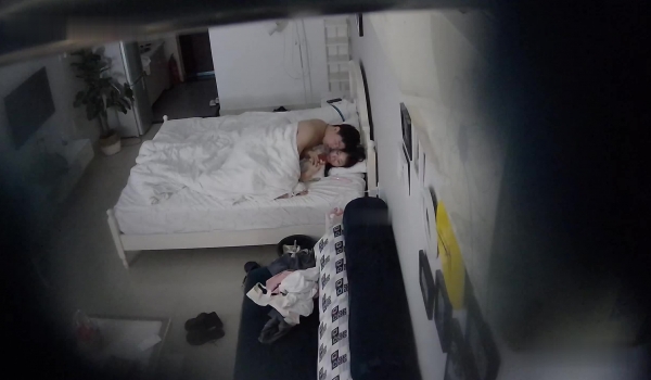 乐橙酒店偷拍 下班和女同事开房过夜三炮实录~小玩具助兴