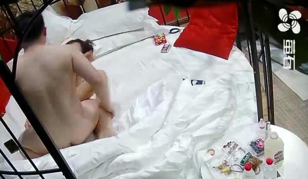 《萤石云破解》小伙带着漂亮女友酒店开房洗完澡先给她做个全身按摩放松放松再开战