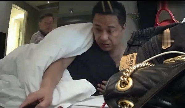 七月流出宾馆私享台两个大叔嫖妓叫来两个小姐分别玩，搞完数票子