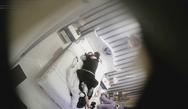乐橙云热门船长房几乎天天都有约炮的青年男女中年大叔像是包养大学生进屋衣服还没脱就开始抠
