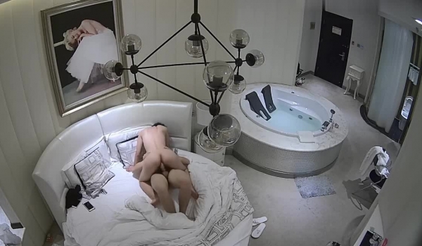 【360水滴TP】白色浴缸房偷拍小情侣床操到地上抱着插早上女主想再来一炮不乐意了