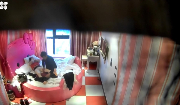 【萤石云酒店 ️极品流出】激情圣诞性爱狂欢夜 ️圣诞夜爆操五次双马尾萝莉+人妻与老公饥渴难耐操不