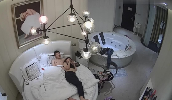 【360水滴TP】年轻小情侣睡前来一炮 大胸妹子先口硬了再坐上去 叫声很销魂