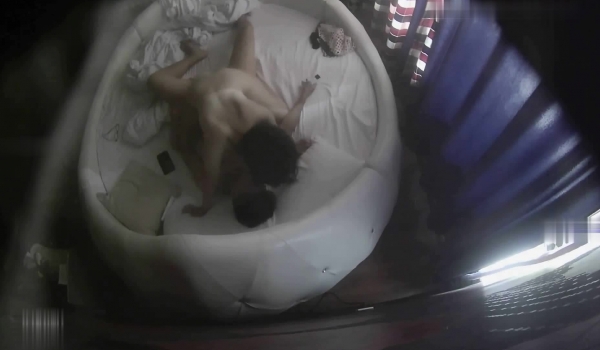 【360水滴TP】稀有私享台精选-大学生情侣开房做爱，颜值高美乳身材好，俯视角度观感极佳