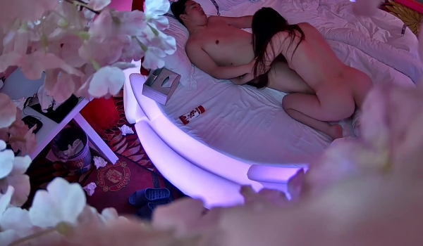 《萤石云破解》中年领导和美女下属酒店开房啪啪 ️可惜领导年纪大了勉强干一炮以后鸡巴就怎么也弄硬不起来了