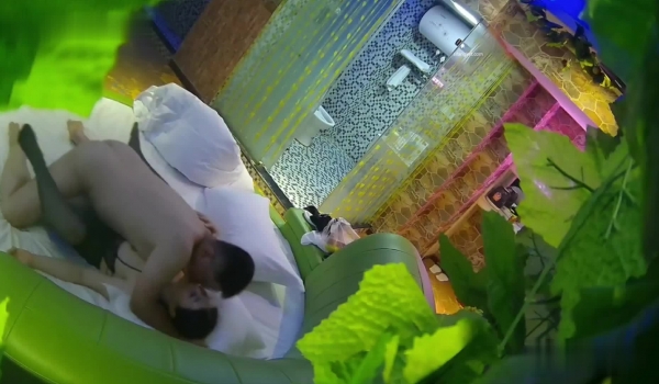 ️【乐橙酒店】缘叶房~学生情侣蜜桃臀~大屌男友猛力暴插