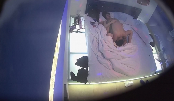 情趣酒店水滴摄像头监控TP偷情男女开房 看女主角主动的样子猜猜这男的买了什么礼物送给情人