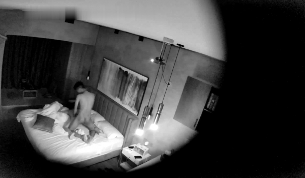 【安防摄像头】偷拍开房住了2天的情侣聊天很搞笑：“为什么那么快”