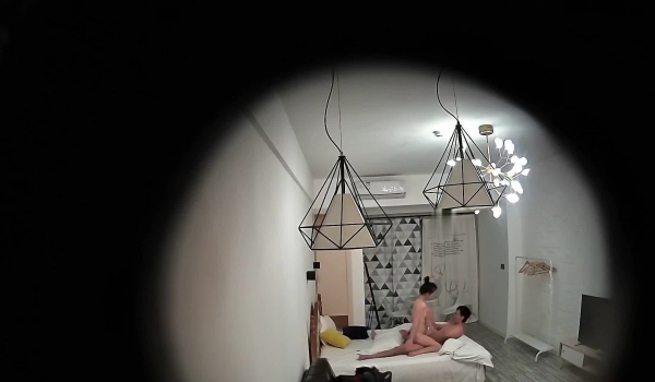 情趣酒店商务套房360摄像头偷拍大叔约炮网红脸隆胸少妇啪啪累了一块吃甘蔗