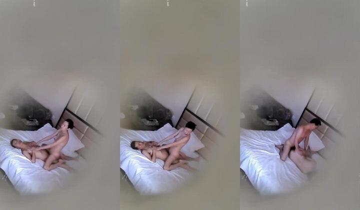 【酒店摄像头破解】，大叔与少妇的情史，喜爱看电视的少妇，口着鸡巴也要看，经典骑马姿势，经验真丰富