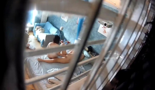 最新流出360酒店偷拍纤瘦美女被眼镜男友在沙发和床上玩弄多日大屌猛插女友