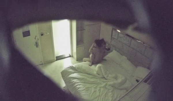 酒店摄像头稀有白色大床正面偷拍眼镜情侣晚上下班开房六九互舔热身啪啪