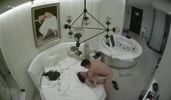 360监控偷拍 眼镜哥情趣酒店约炮身材丰满的少妇