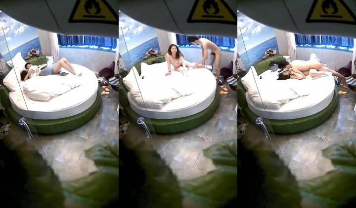 最新情趣酒店摄像头偷拍眼镜男午后约炮单位短发气质美女同事美女腰力不错，床都快塌了