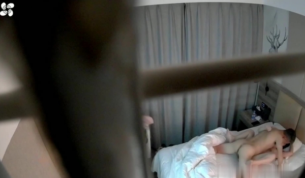 最新流出萤石云酒店摄像头偷拍白嫩苗条美女被男炮友连续干了两次呻吟刺激
