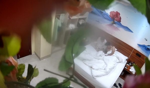 新流出360酒店偷拍合集准备和女友开战的理工男小哥突然发现隐藏在假花中摄像头