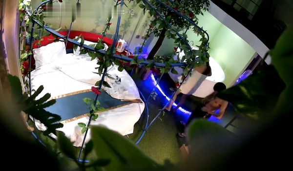 ️360酒店 ️按摩浴缸~情趣摇床各种姿势狂啪~操死我吧