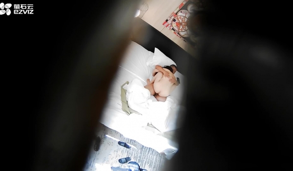 流出萤石云酒店摄像头偷拍胖经理和白嫩少妇女下属白天开房偷情
