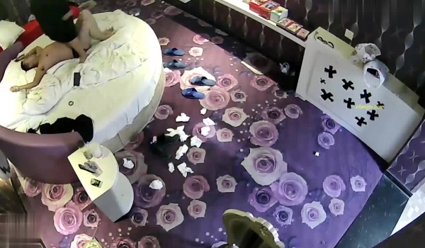 ️360酒店 ️激情周末大奶女友老公求求你~太大啦不要啊,还是学生警惕性高，一起查找摄像头在哪里