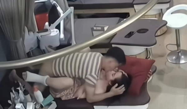 安防精品 美容院按摩大胸少妇偷情店员 舔逼舔胸骑身上