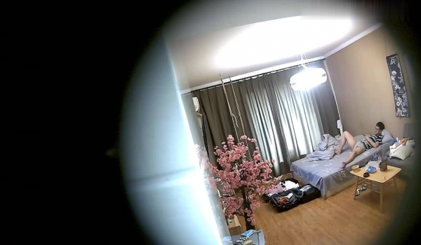 主题酒店摄像头偷拍情侣开房眼镜女友很骚、男友射了后还不满足崛起大屁股享受男友指尖的插入