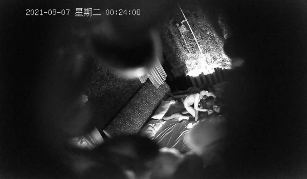 最新酒店摄像头偷拍工厂打工妹吃完宵夜和老乡同事开房偷情