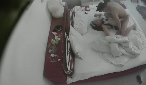 酒店摄像头 穿着女仆装的小少妇和新约的炮友睡醒就操