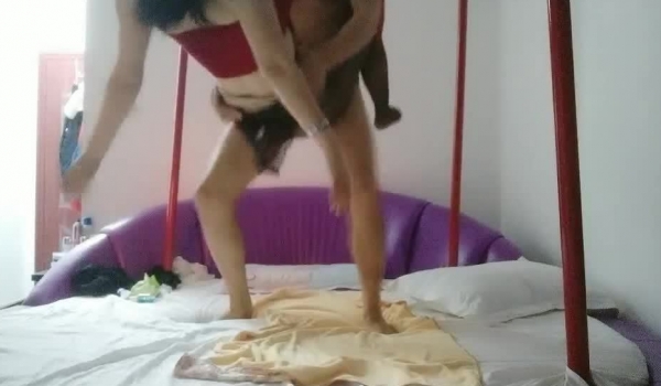 情趣酒店内的骚浪女技师，黑丝情趣全套服务，胸推逼推漫游毒龙啥都会，倒立360度旋转口交，让大哥开飞机