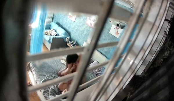 流出酒店安防摄像头投影房偷拍貌似有皮肤病的小哥有勃起障碍靠折磨苗条美少妇获取快感